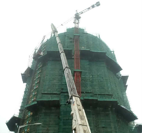 亳州市吊车在工地上作业